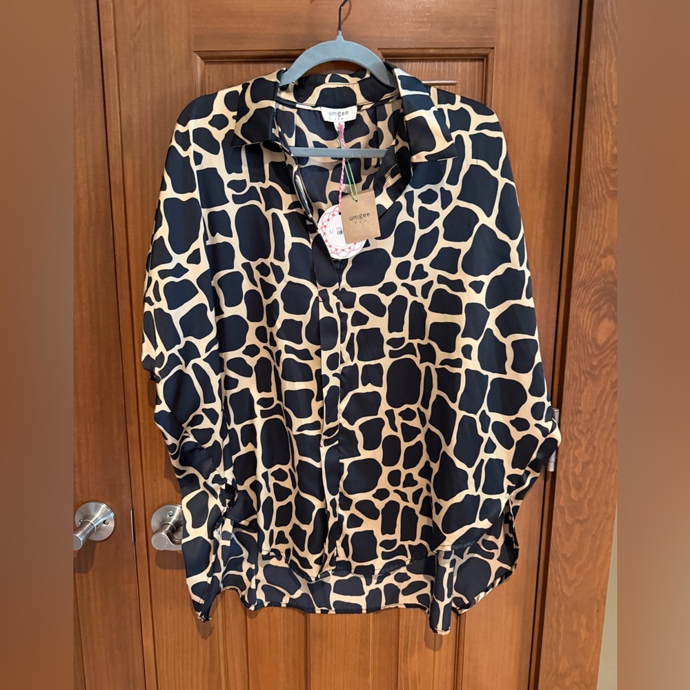Umgee Black and Cream Giraffe Print Blouse